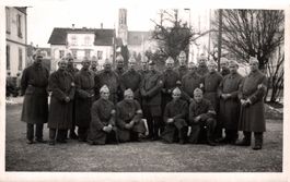 Gruppe Soldaten mit Armbinden (Schweizer Kreuz)