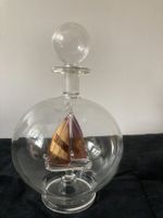 Glas-Flasche mit einem Segelboot drin. Dekoration