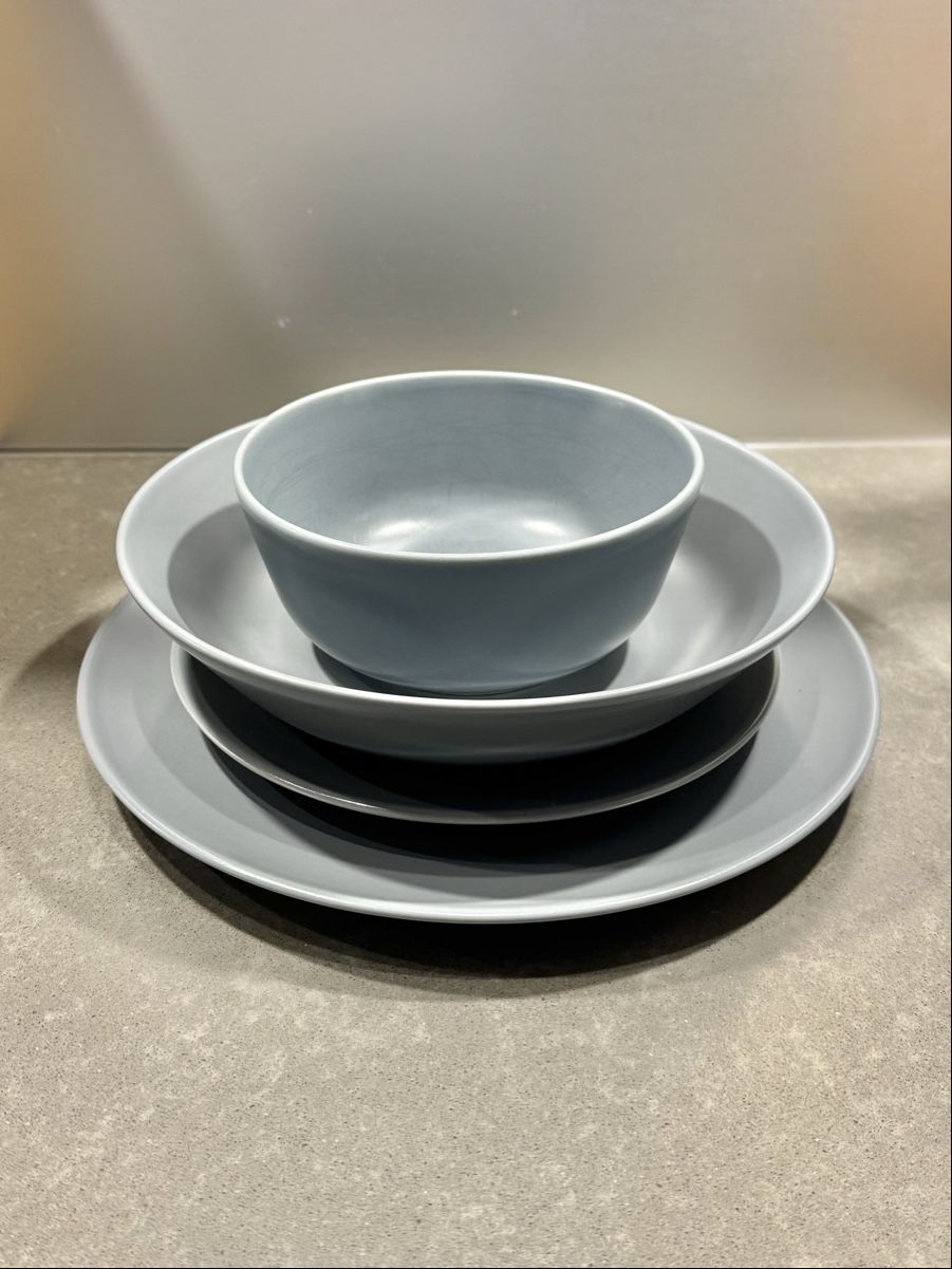 Ikea Set di piatti: Minimalistisches graues Tellerset – Usato da Robasacco venduto da ydna__