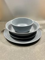 Minimalistisches graues Tellerset