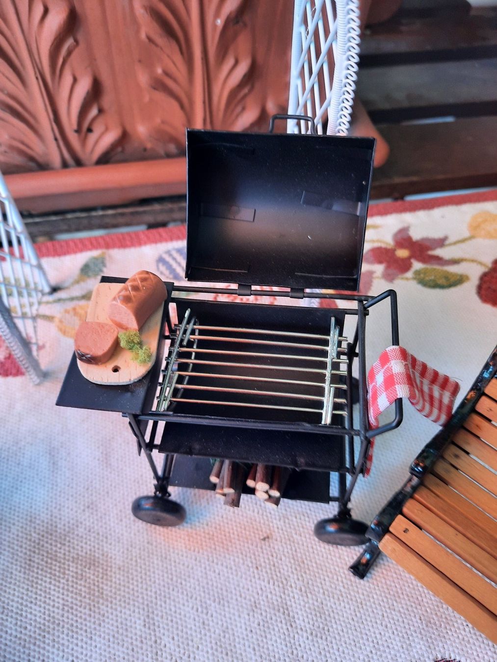 Case e mobili per bambole: Gartenmöbel-Set , Gartenbank, Gartengrill, Rosenbogen/ 1:12 – Nuovo (secondo la descrizione) da Allschwil venduto da saphira012 2