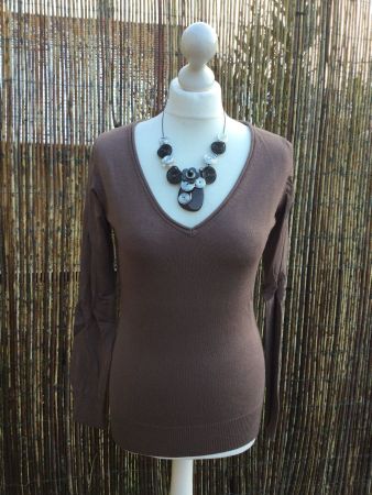 Pull praliné col V marque CLARA VITTI, taille M