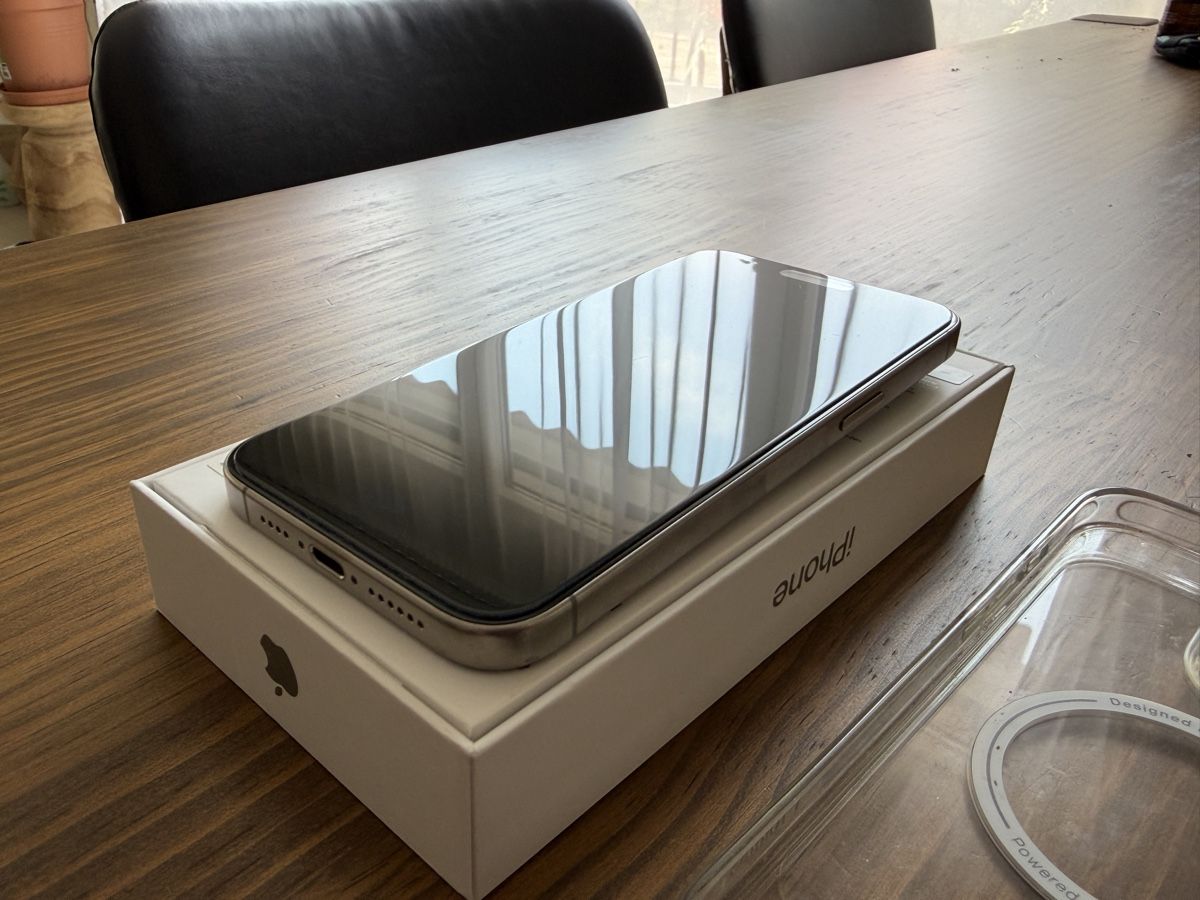 Apple Portables: Iphone 15 Pro Max 256 GB Silber – D'occasion à Zürich par arb_9qhc 1