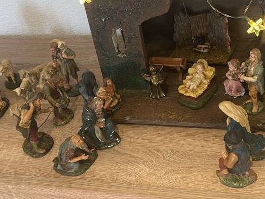 Statuette: Grosse, antike Krippe mit Figuren Komplett. – Usato da rheineck venduto da Neshi06 2