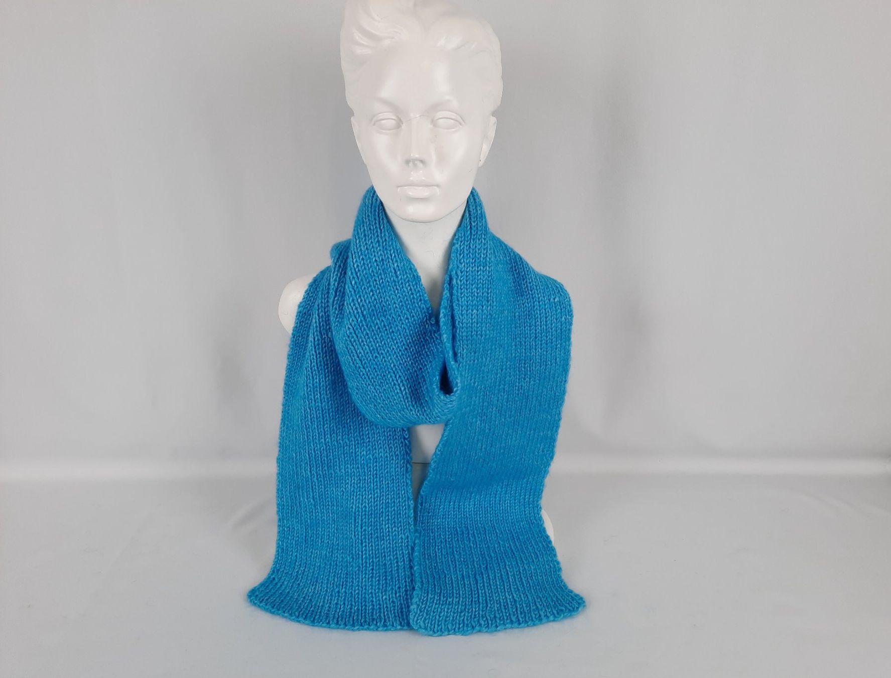 Foulard & Sciarpe: Handgestrickter Schal in wunderschönem Blau – Nuovo (secondo la descrizione) da Beinwil am See venduto da Restwert_Beinwil 2