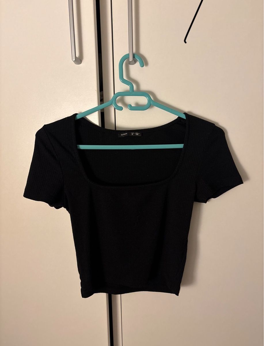 Top: BLACK SQUARE-NECK CROP TOP – Usato da Lausanne venduto da hib_y68h