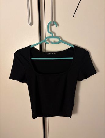 BLACK SQUARE-NECK CROP TOP