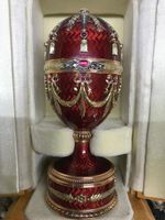14 Karat Gold rotes russisches Prunk-Ei im Stil Karl Fabergé