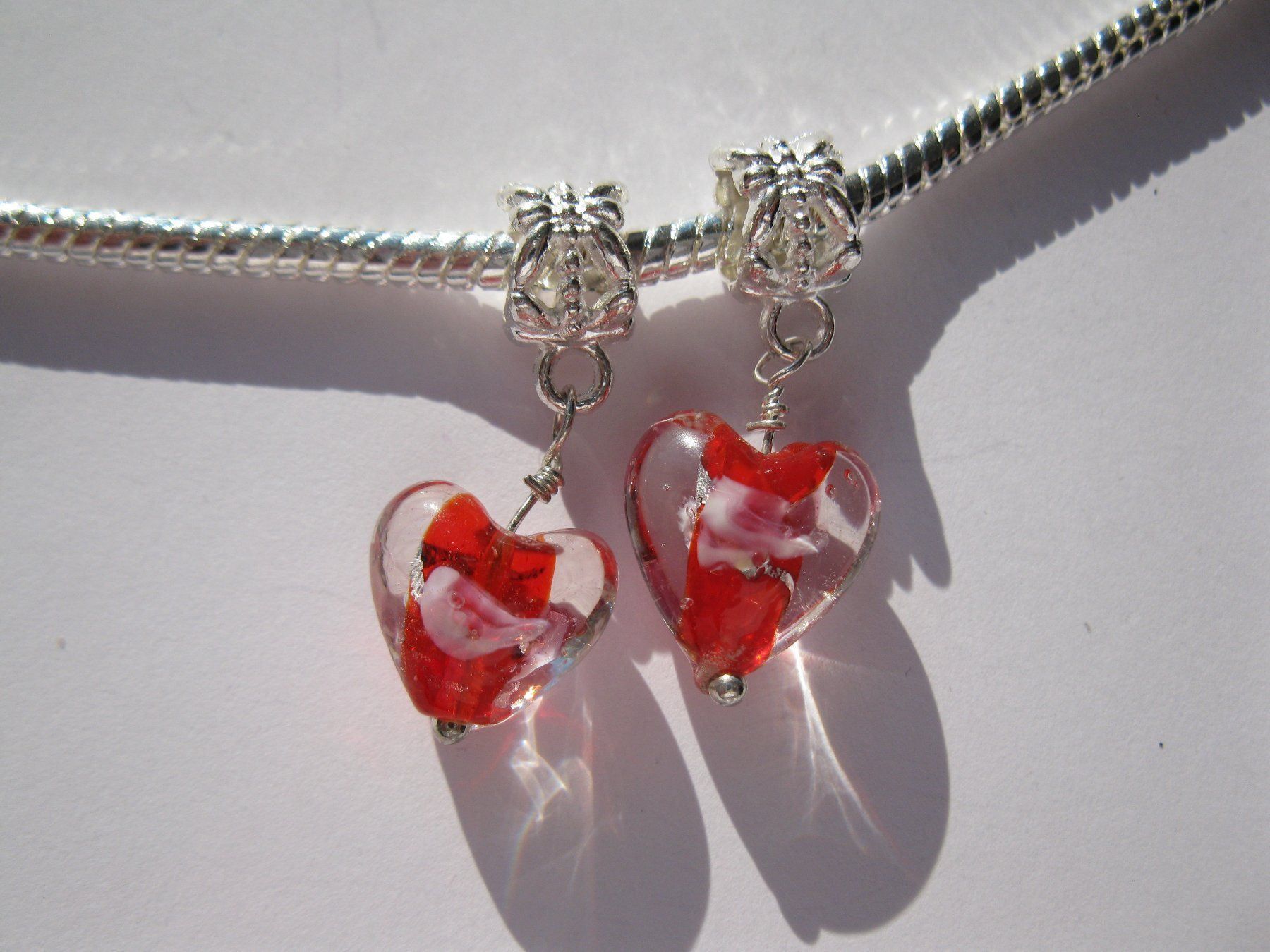 Perlen (unechte): 2 Anhänger Herz, Dangle Glasherz rot mit Blume – Neu und originalverpackt aus St. Margarethen TG von LuanaKa