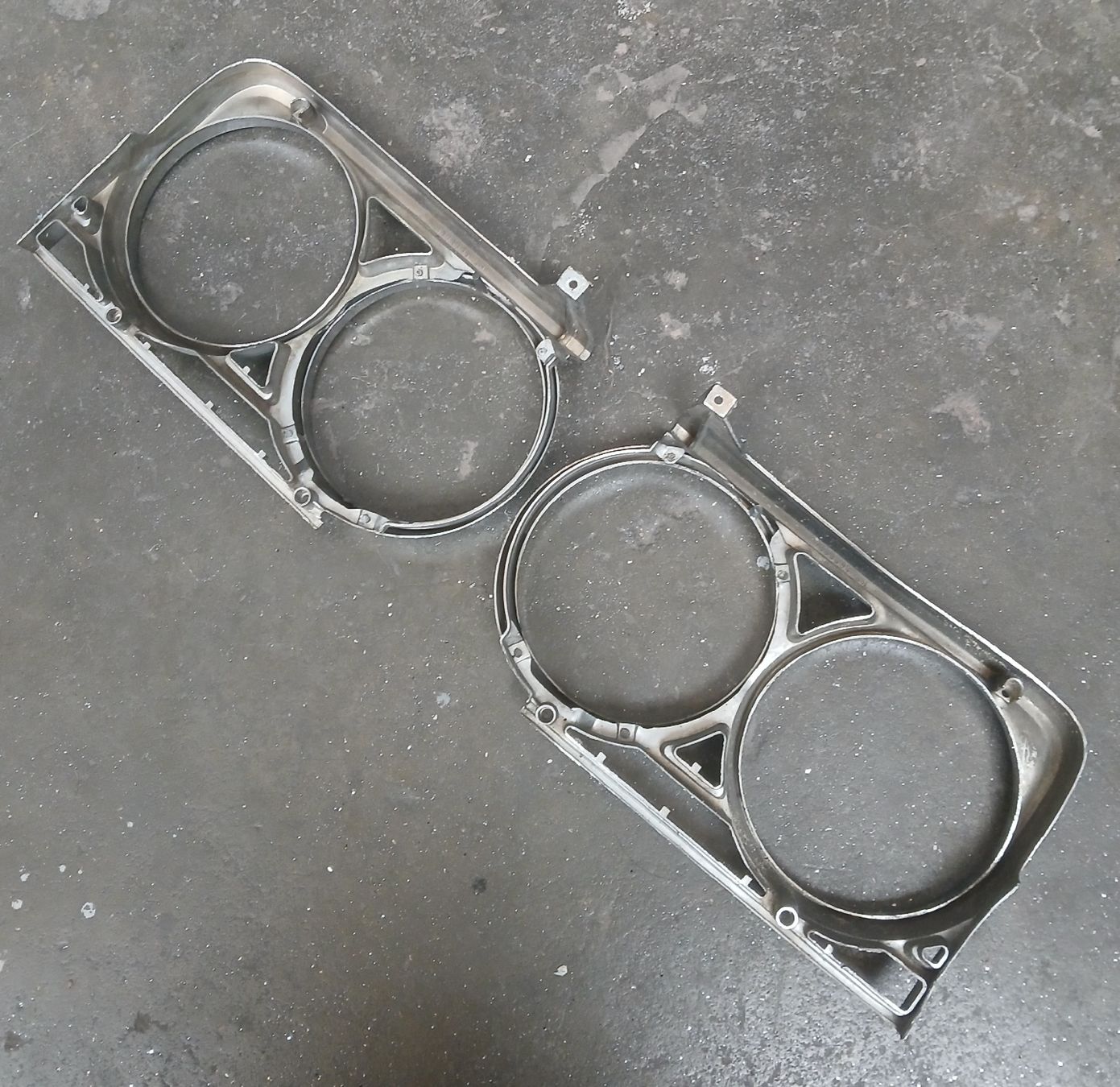 Buick Tutti pezzi di ricambio auto: Chrome de phare Buick Skylark 65 – Usato da la heutte venduto da Auto-stock 1