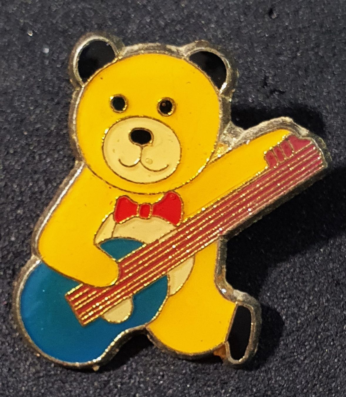 Placchette & Badge: BB844 - Pin  Teddybear mit Gitarre – Usato da Reinach BL venduto da Boston-Verkauf