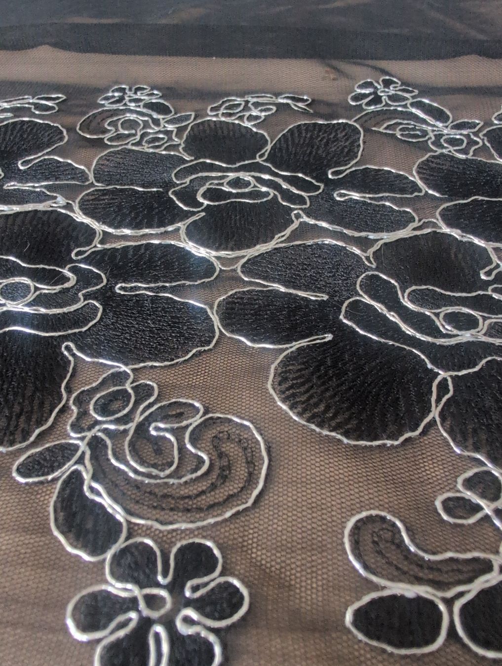 Stoffe: Stoff mit Blumenstickerei schwarz/silber – Neu (gemäss Beschreibung) aus Frauenfeld von syre01 1