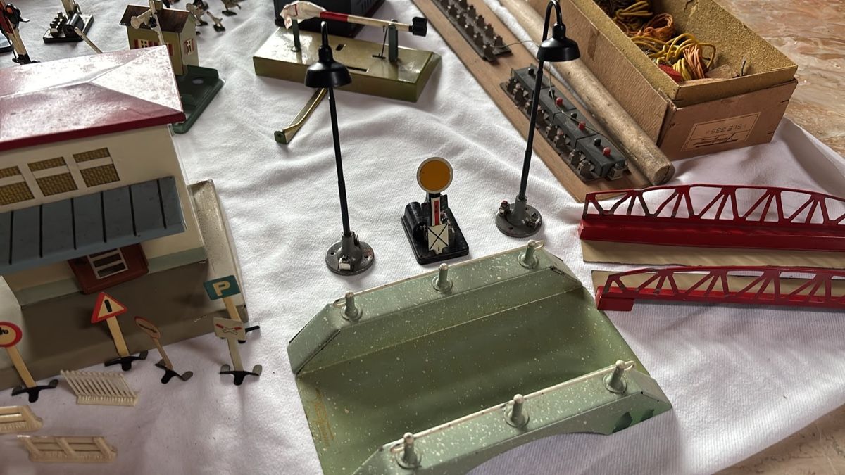 Fleischmann Modelleisenbahn Konvolut Loks Wagen Zubehör (Gebraucht) in ...