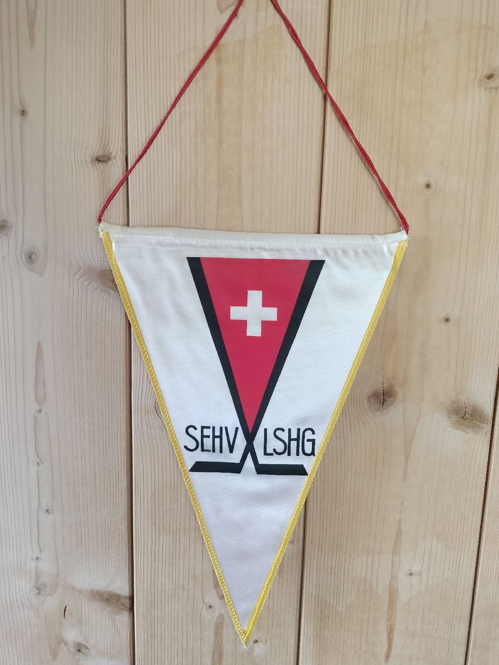 Bandiere: Antiker Schweizer Eishockey Verband Wimpel 1971 – Usato da Schwanden Sigrisw venduto da cadieux71 1