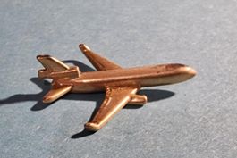Pin Clivredon Flugzeug goldfarben