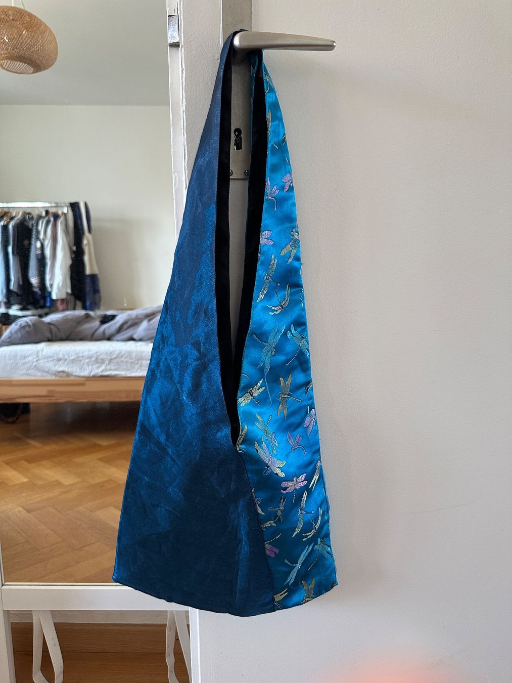 Sacs femmes: Tasche mit Libellenmuster blau Seide(-Imitat?) – D'occasion à Bern par KrAGinES
