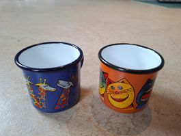 2 Emailtassen/Becher von Smaltum mit Tiermotiven.