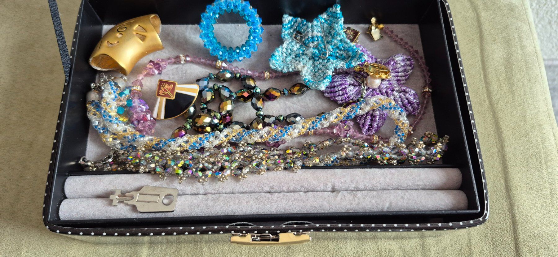 Portagioie: Schmuckkasten mit tollem Modeschmuck – Usato da Eggersriet venduto da Fredb 1