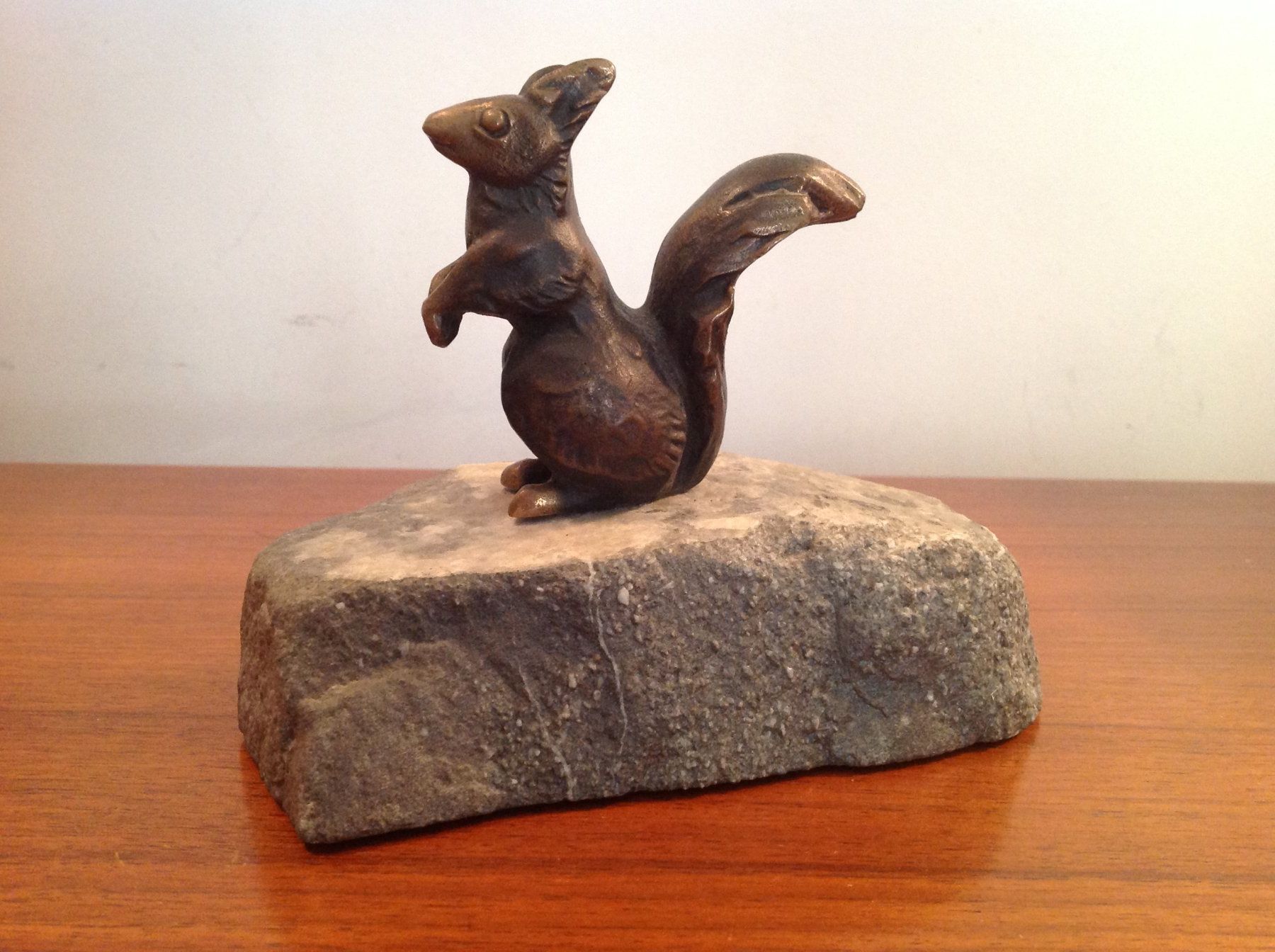 Sculture & Statue: Eichhörnchen écureuil en bronze signé Reussner – Usato da Vuiteboeuf venduto da broticaire 1