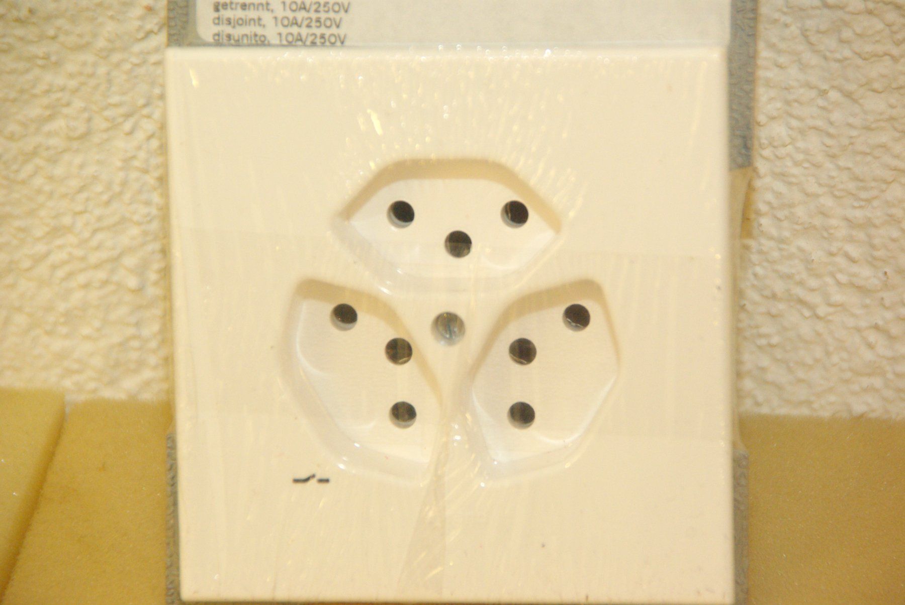 Legrand Stecker: Legrand Arteor UP-Steckdose 3xTyp13, weiss – Neu und originalverpackt aus Herisau von Cevianer1844 2