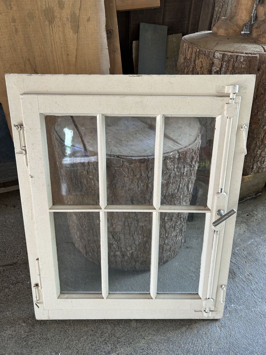 Finestre: Altes Fenster mit Rahmen. – Usato da Gwatt (Thun) venduto da ate_6ng8