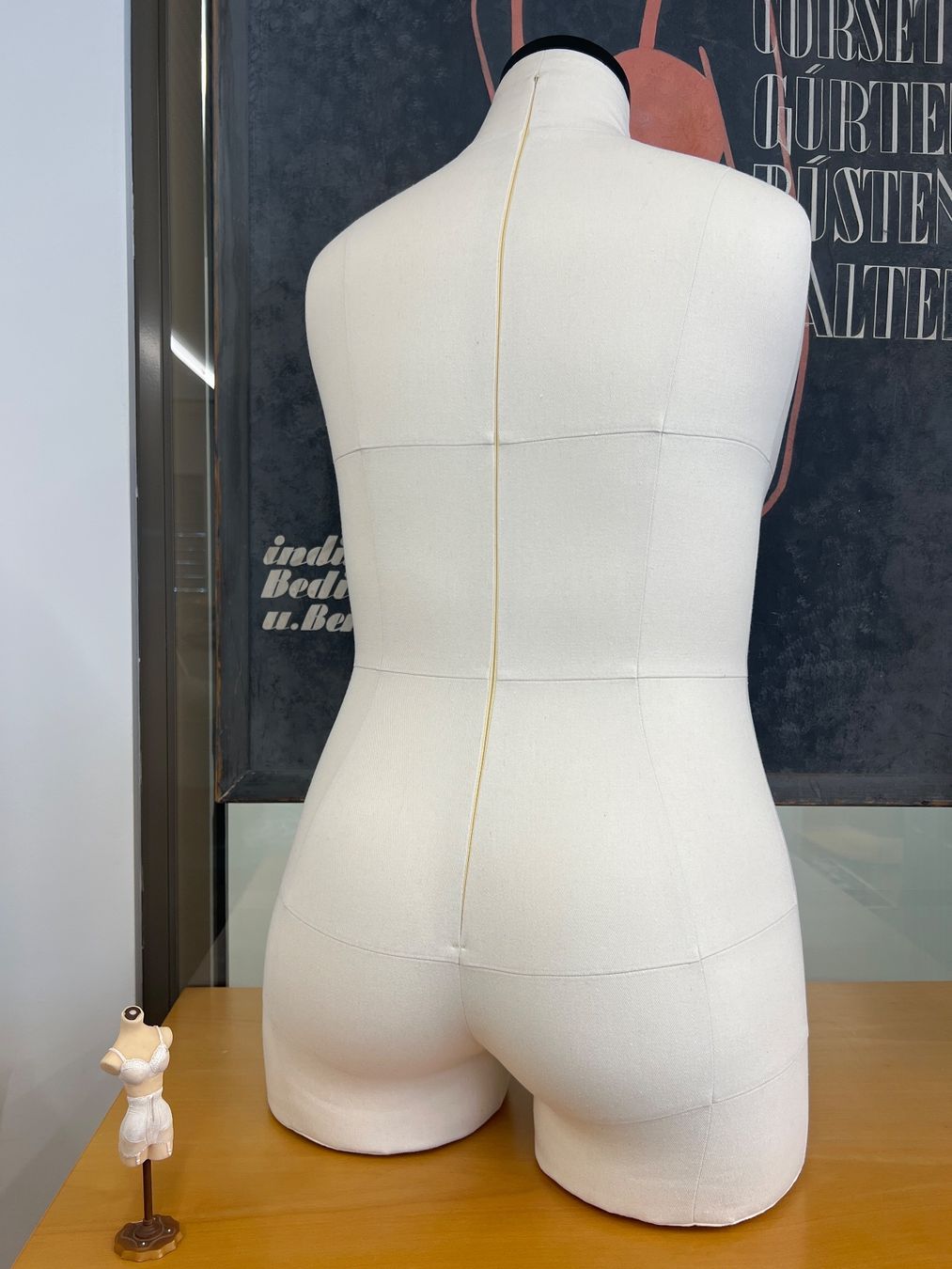 Allestimento di negozi e stand fieristici: Schneiderbüste Gr. 48 von OneForms – Nuovo (secondo la descrizione) da Bern venduto da fidirulla 2