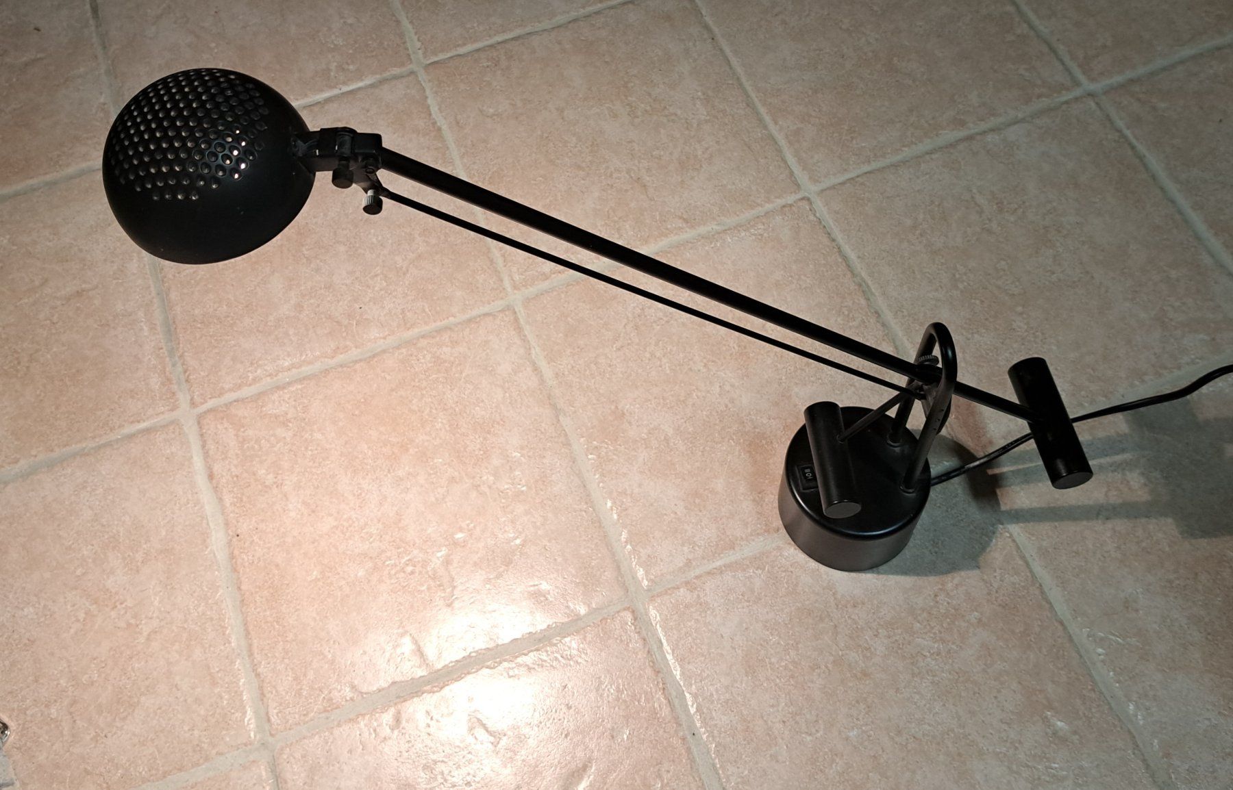 Lampade: Lampe de bureau noire orientable vintage à contrepoids – Usato da Cernier venduto da Poussetofiol 1