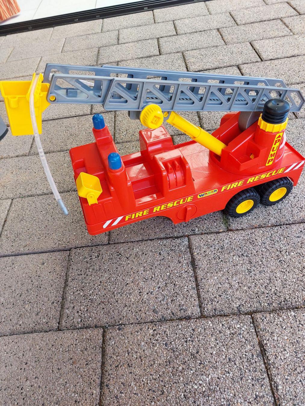 Spielzeuge: Feuerwehr Auto mit Zubehör Länge 77cm – Gebraucht aus Lausen von Chaldrian 3