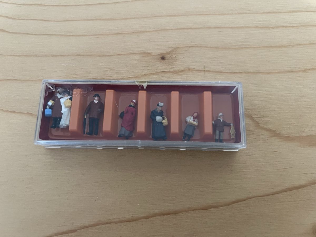 Preiser Modellini di ferrovie: Figurines Preiser H0 Marché de Noël 1900 réf 12195 – Nuovo e nell'imballaggio originale da Crans VS venduto da Betty1943