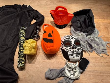 Halloween Artikel mit Kostüm