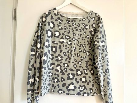 Pulli / Sweatshirt mit Leoprint von Juvia in XS/S - neu