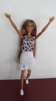 Schöne bewegliche Barbie-Puppe im Sommer-Outfit