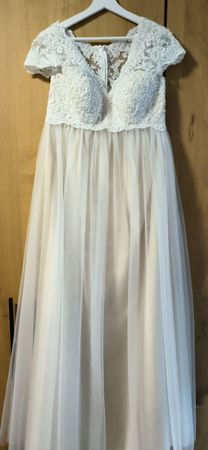 Elegantes, wunderschönes Umstandsbrautkleid mit Spitze