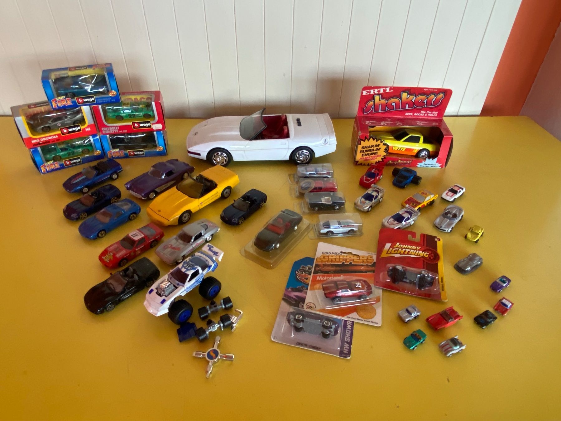 Chevrolet Voitures modèles: Collection de 40 Chevrolet Corvette diverses échelles – D'occasion à Bonfol par zagato43e