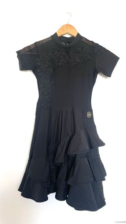 Elegantes schwarzes Tanzkleid mit floraler Spitze