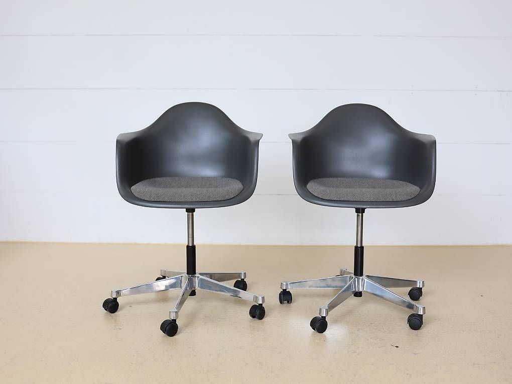 Vitra Stühle: Eames Plastic Armchair, Bürostuhl Vitra – Gebraucht aus Meinisberg von atelier_TILIJA