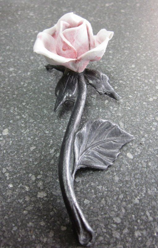 Alle Dekorationen: Keramik Rose mit Metallstiel 10 cm lang – Gebraucht aus Bischofszell von Pfau0 3