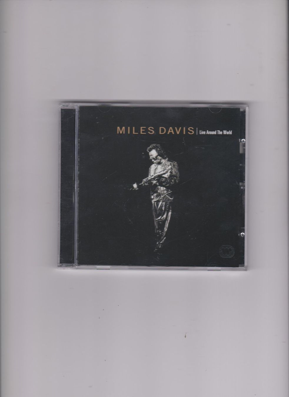 CD: CD Miles Davis Live Around The World – Usato da Bex venduto da Canouille