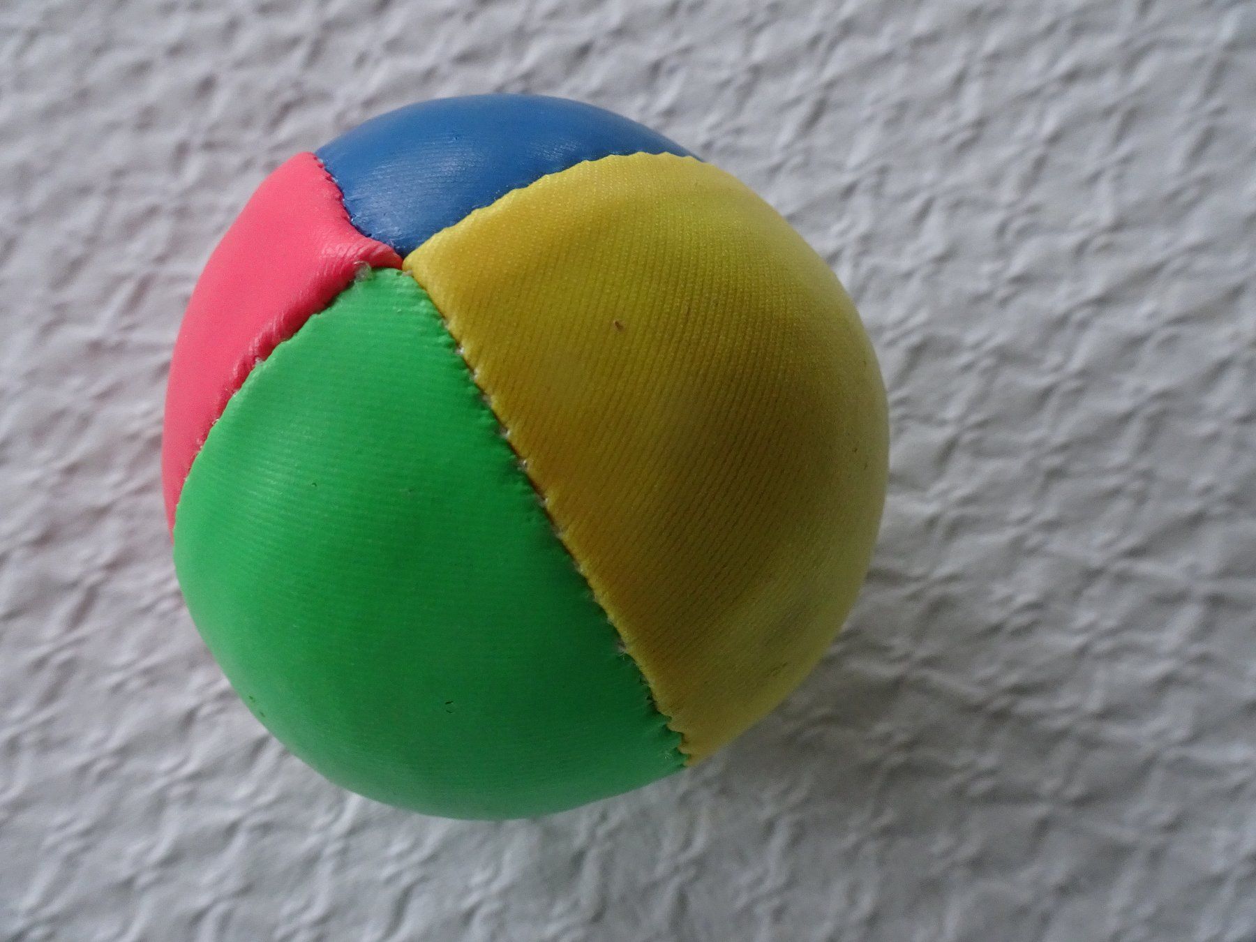 Spielzeuge: Vierfarbiger, kleiner Lederball – Gebraucht aus männedorf von purzelchen 1