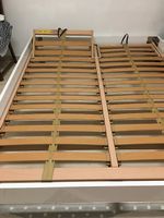 Holzrahmenbett mit Chrombeinen,Bett in gutem Zustand