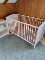 Weisses Babybett Smågöra mit Matratze 