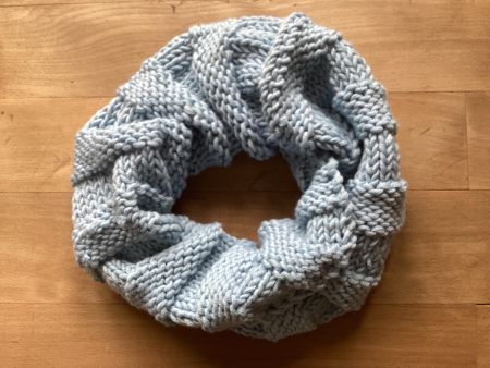 Hellblauer, gestrickter Loop-Schal, neuwertig & warm!