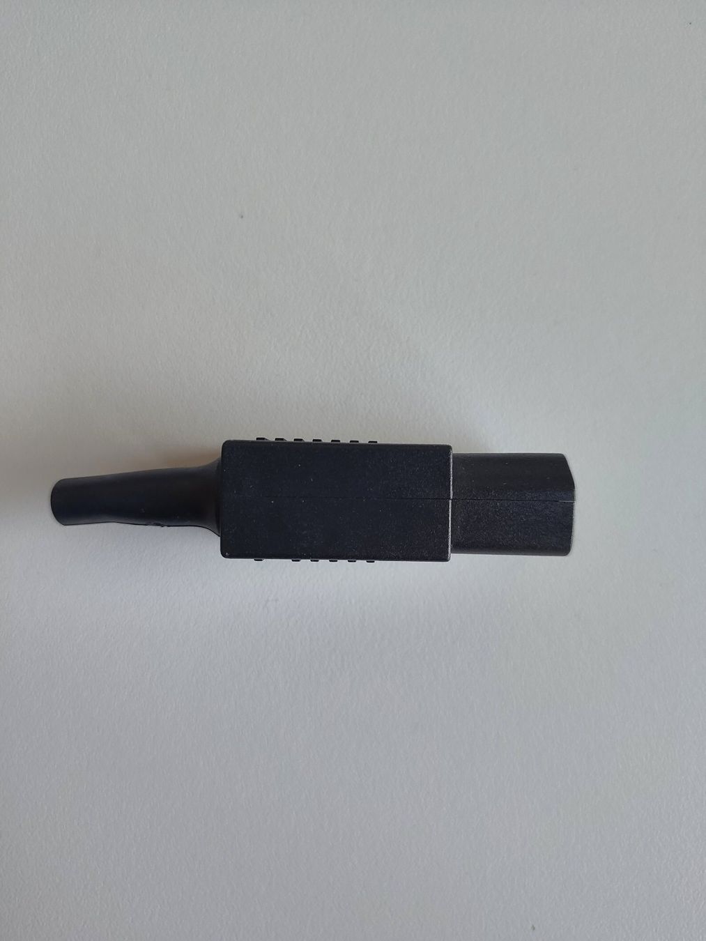 Componenti elettronici: Gerätestecker C13 10A 250V schwarz – Usato da Emmenbrücke venduto da BlSi 4
