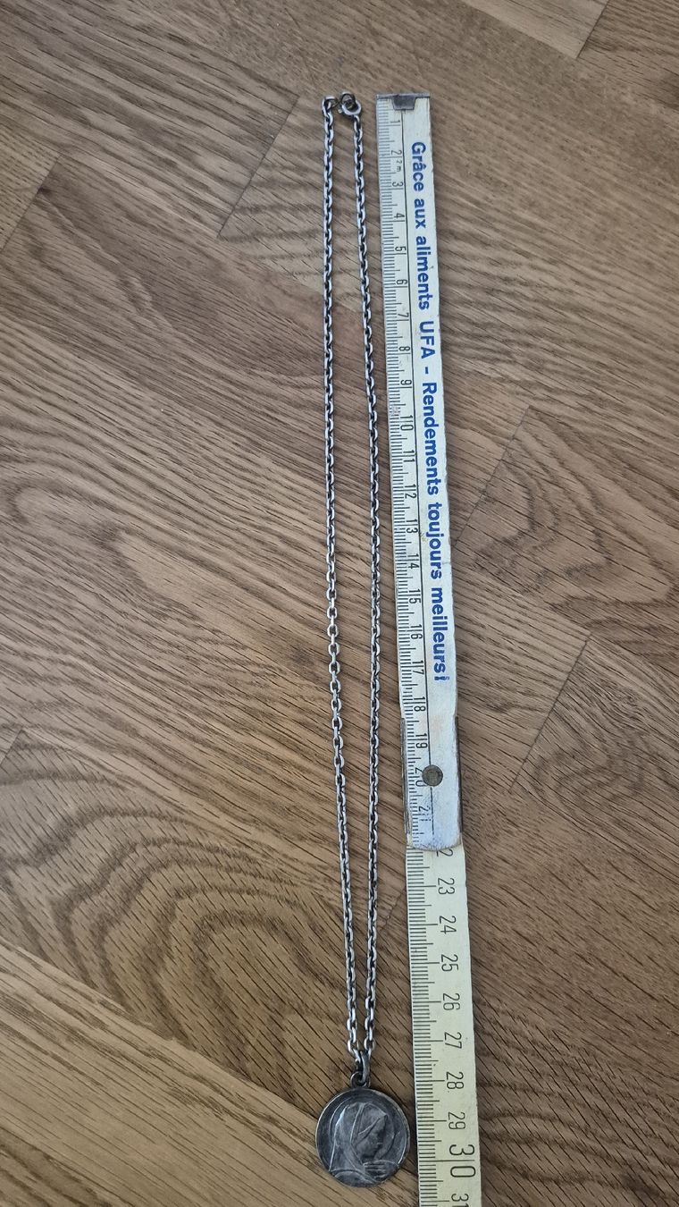 Colliers: Kette mit Medaillon 50cm – D'occasion à Kriens par M.86 1