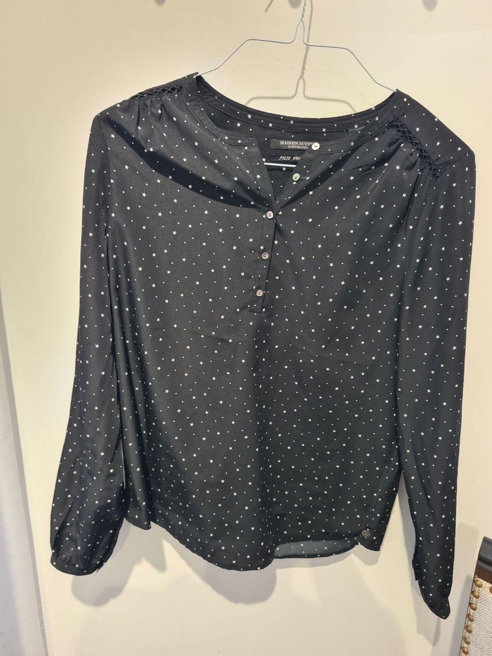 Maison Scotch Camicette: Damen Bluse schwarz mit Sternen Grösse 2 Maison Scotch – Usato da Adligenswil venduto da FriedasWelt
