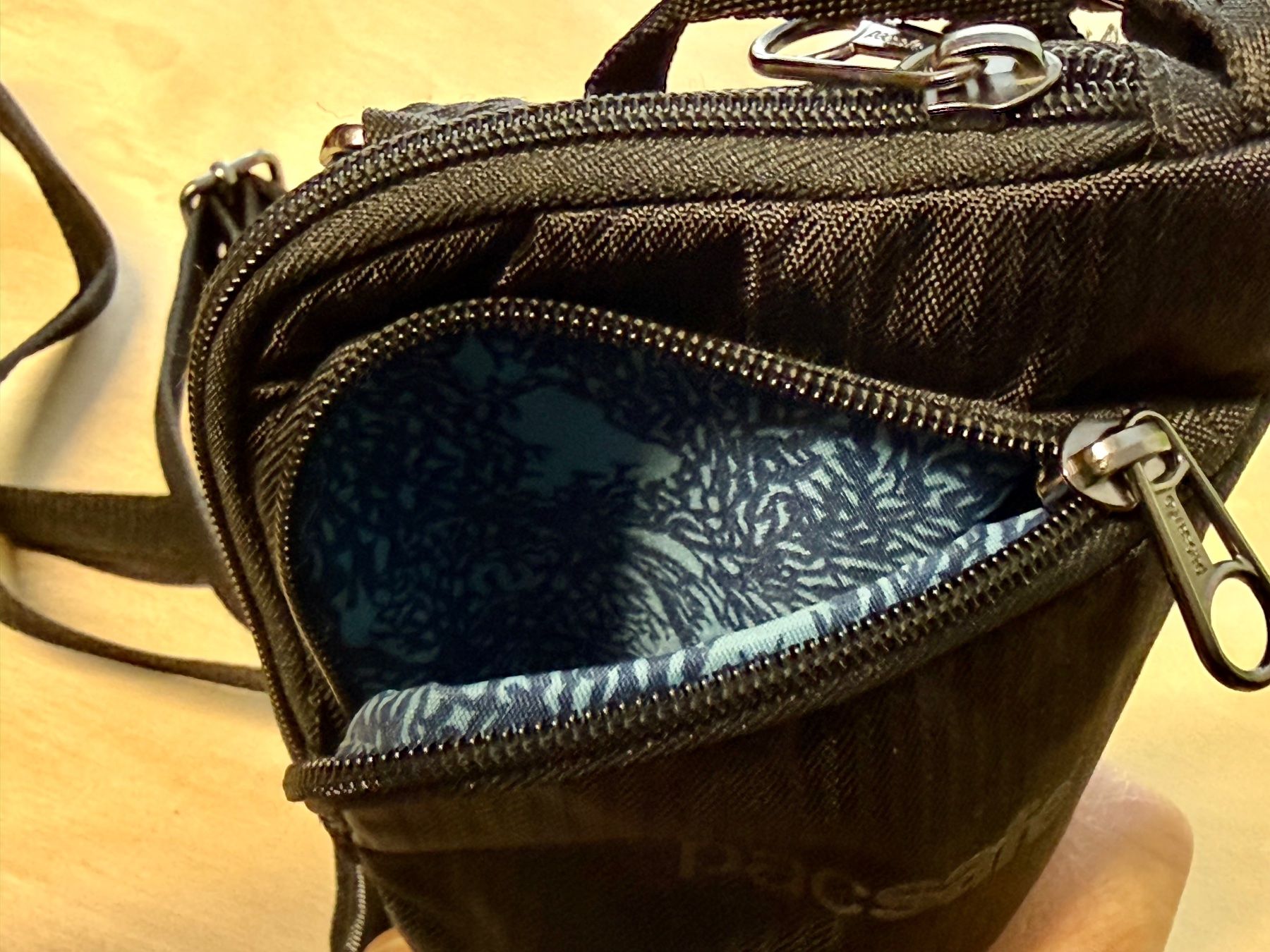Pacsafe Borse: Pacsafe kleine Umhängetasche – Usato da Arlesheim venduto da auktio999 4