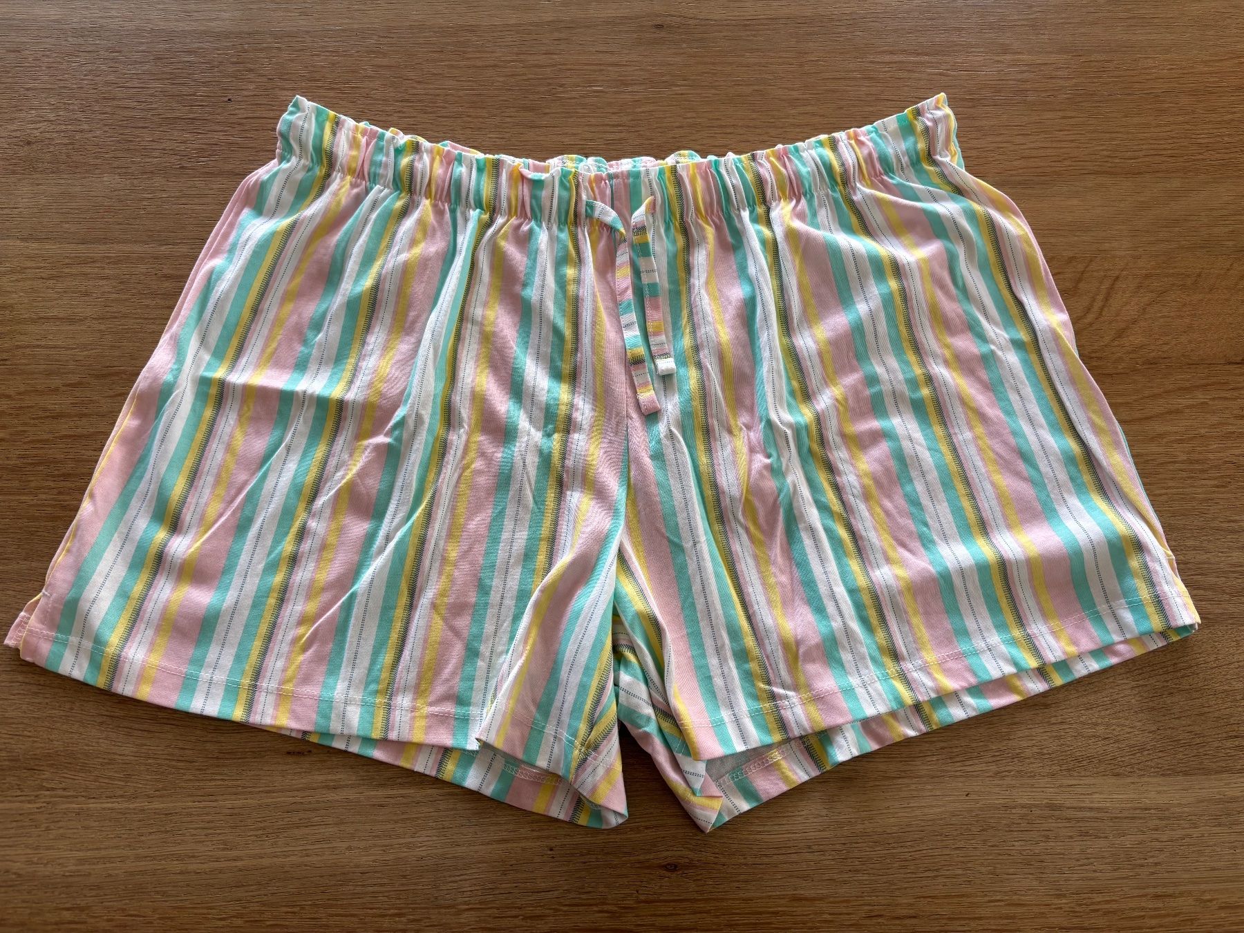 C&A Negligees & Pigiami: C&A Shorty Gr. L Bunt gestreift Neu – Usato da Münchwilen TG venduto da DieVierVilas