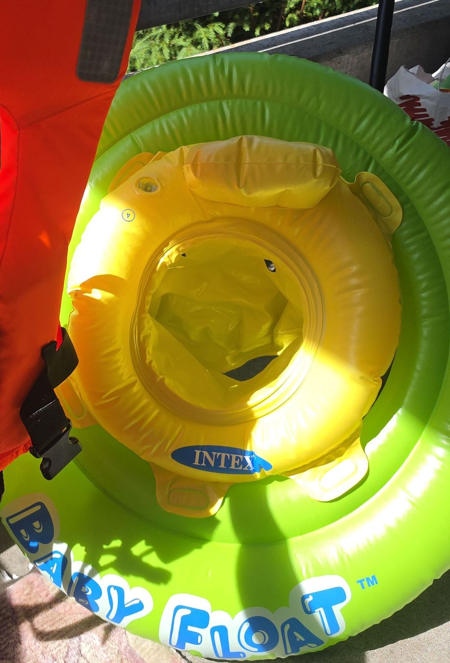 Schwimmringe: Set: Baby Float + Rettungsweste – Gebraucht aus Murten von vip_2j6r