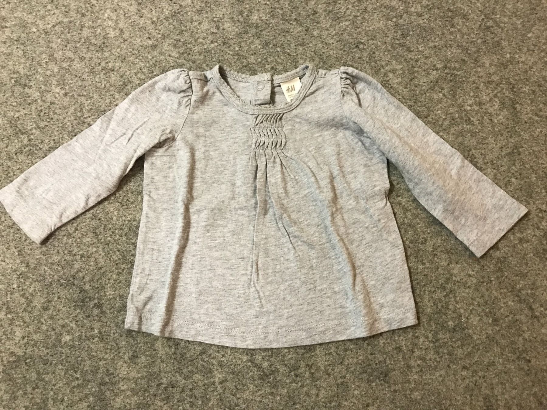 Maglioni & Felpe: H&M Langarmshirt Gr. 74, grau, Mädchen, Herbst – Usato da Guntershausen venduto da Gloominati