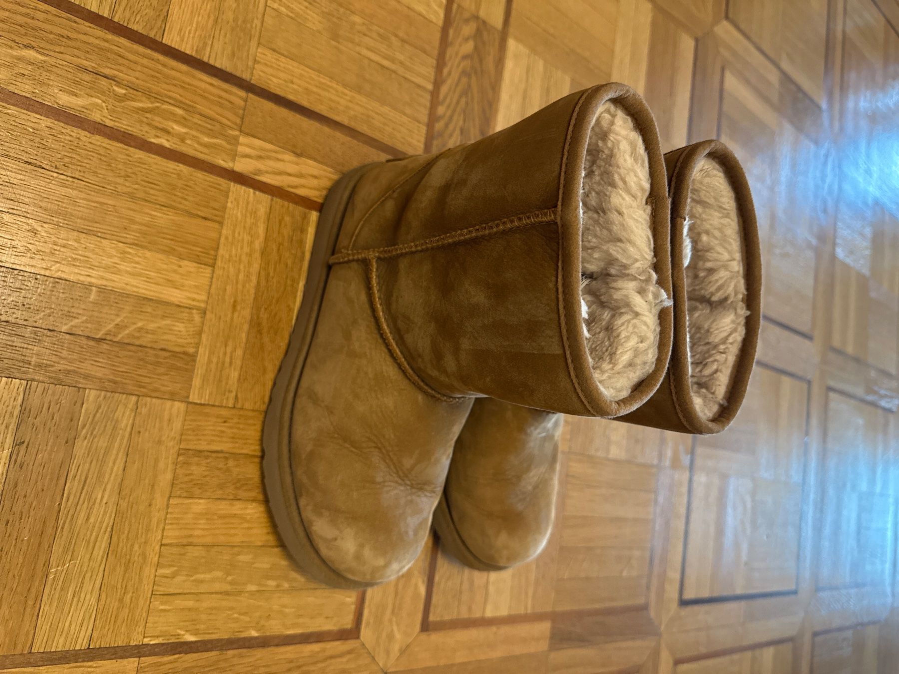 Ugg Chaussures garçon: Uggs winter boots size 35 – D'occasion à Genève par hai_2rp8